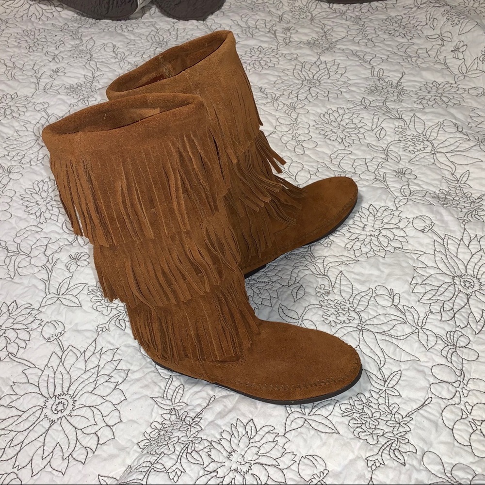 Minnetonka 3 tier fringed suede  boots